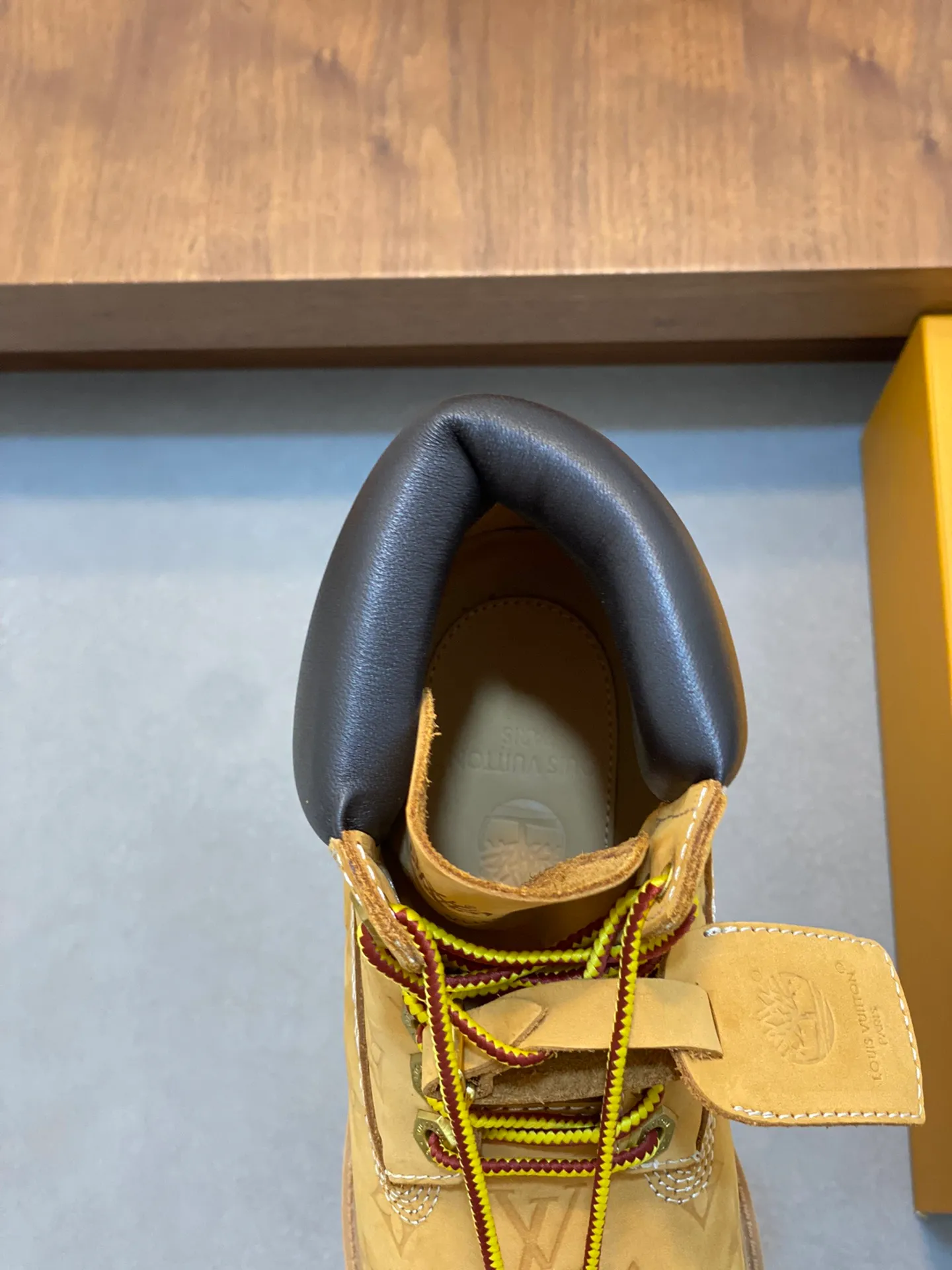 Men's shoes💰💰760 couple model👫 Loui* Vuitto* x Timberlan* co-branded presbyopia rhubarb boots ankle boots short boots, LV x Timberland ankle boots are made of Monogram embossed waterproof nubuck cow leather, relying on the brand's exquisite craftsmanship to carefully reshape the classic Timberland 6-inch boot shape in Italy, making an eye-catching appearance with American workwear style Pharrell Williams The 2025 autumn and winter men's wear show created by. The Monogram embossed tongue, original Timberland laces and outsole are exquisite details, the leather label expresses the cooperation logo, and the delivery counter is exquisitely packaged! ▪️Size: Women's 35-40 (customized in 40) ▪️Size: Men's 39-46 (45/46 customized)